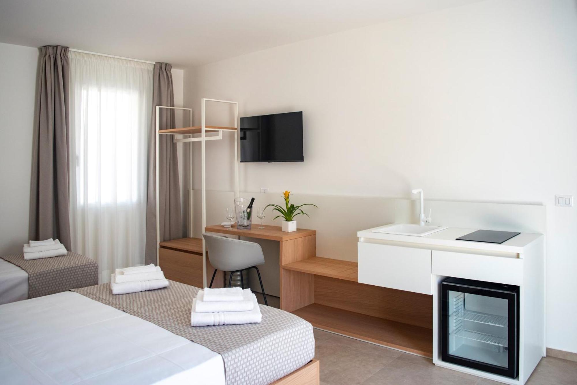 Ferrari Rooms & Apartments 切萨雷奥港 外观 照片