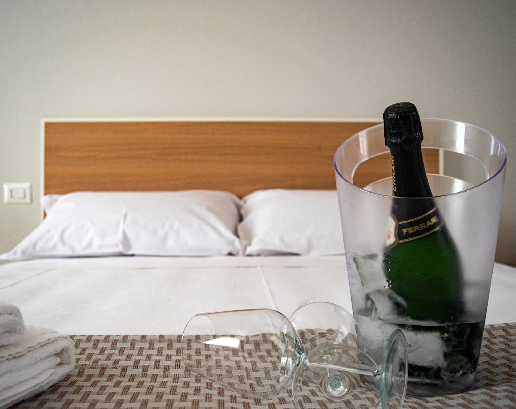 Ferrari Rooms & Apartments 切萨雷奥港 外观 照片