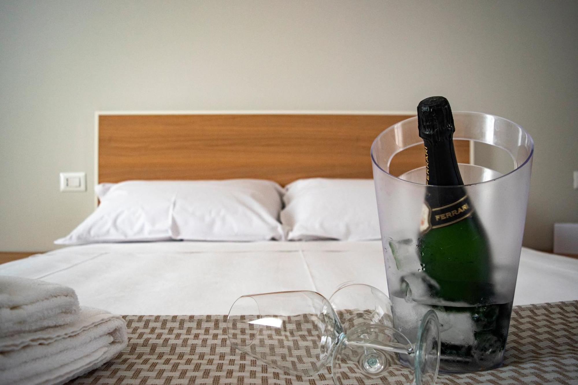 Ferrari Rooms & Apartments 切萨雷奥港 外观 照片